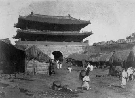 "Old Seoul (서울) circa 1880-1930" by "unknown" Licensed under a Creative Commons Attribution 2.0 Generic (CC-BY2.0). Accessed 17 June 2014. https://www.flickr.com/photos/michaelgallagher/4646073756/in/photostream/